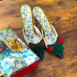 Gucci shoes, with the iconic colors of the firm.